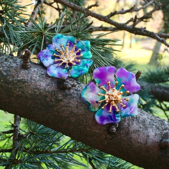 Flowers in bloom Tortoise Big Gold Stud Earrings - Picture 5 of 12
